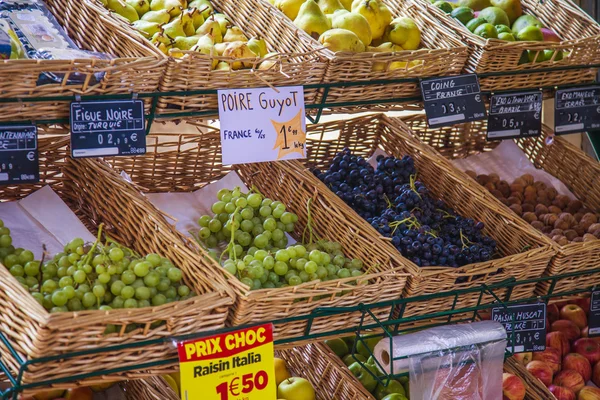 Mentone, Francia. Controsoffitto con prodotti locali al mercato cittadino — Foto Stock