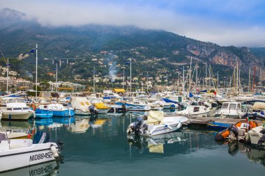 Menton, Fransa, Ekim. kentin limanında demirlemiş görünümü yatlar