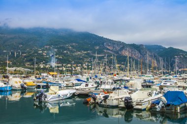 Menton, Fransa, Ekim. kentin limanında demirlemiş görünümü yatlar