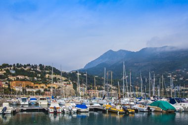Menton, Fransa, Ekim. kentin limanında demirlemiş görünümü yatlar