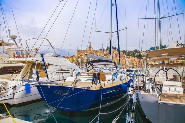 Menton, França, Outubro. Ver iates atracados no porto da cidade — Fotografia de Stock