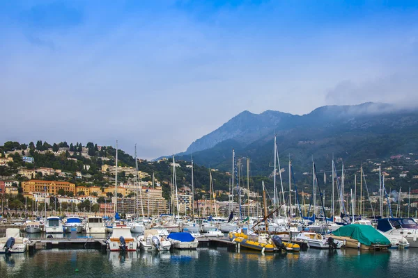 Menton, Frankreich, Oktober. Blick auf Yachten, die im Stadthafen festmachen — Stockfoto