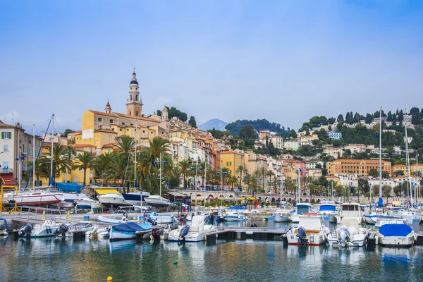 Menton, Frankrike, oktober. Visa båtar förtöjda i stadens hamn — Stockfoto