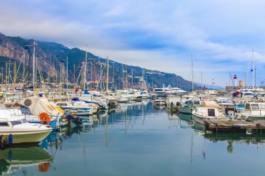 Menton, Fransa, 15 Ekim 2013. kentin limanında demirlemiş görünümü yatlar