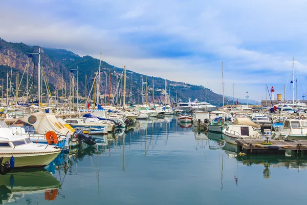 Menton, Fransa, 15 Ekim 2013. kentin limanında demirlemiş görünümü yatlar
