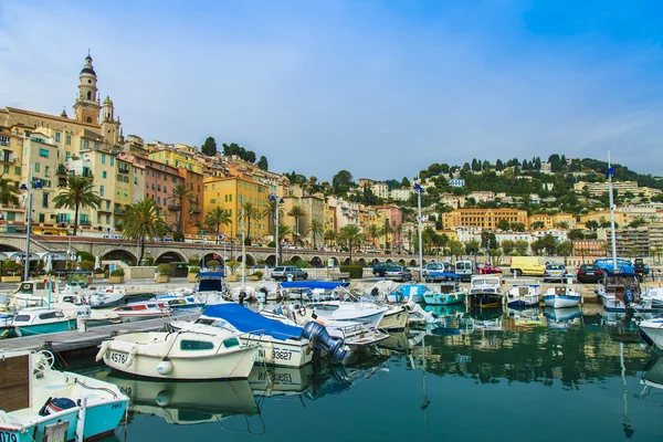 Menton, Frankrike, den 15 oktober, 2013. Visa båtar förtöjda i stadens hamn — Stockfoto