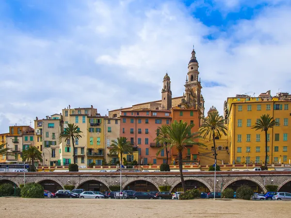 Menton, Frankrike. utsikt över staden och vattnet från havet — Stockfoto