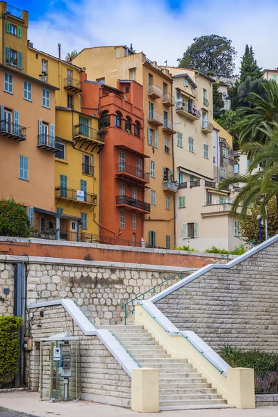 Menton, Francie. pohled na město a nábřeží od moře — Stock fotografie