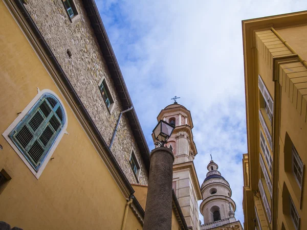 Menton, Francia. Detalles arquitectónicos típicos de las casas en la ciudad histórica — Foto de Stock