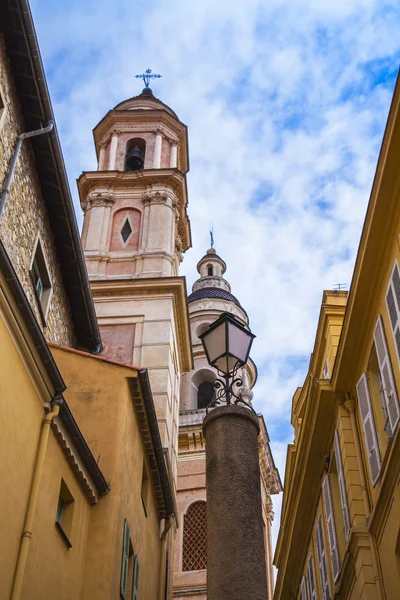 Menton, Francia. Detalles arquitectónicos típicos de las casas en la ciudad histórica — Foto de Stock