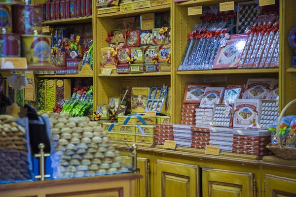 Menton , France , October 15, 2013 . Traditional interior candy store — Stock Photo, Image