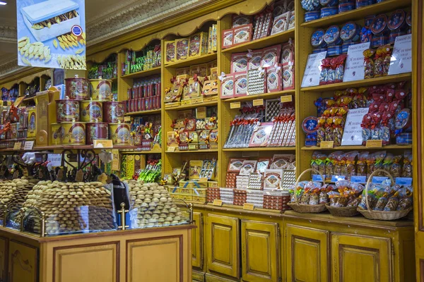 Menton, Franța, 15 octombrie 2013. Magazin tradițional de bomboane interioare — Fotografie, imagine de stoc