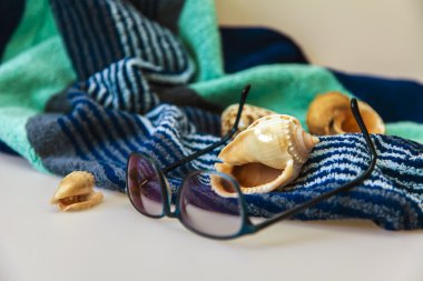 birkaç deniz kabuklarını ve terry havlu üzerinde güneş gözlüğü