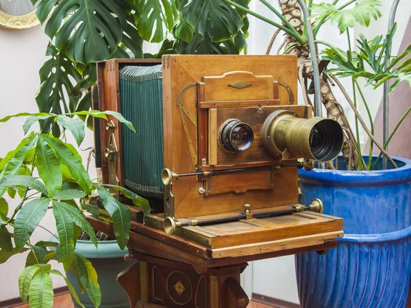 Εκλεκτής ποιότητας φωτογραφική μηχανή σε στυλιζαρισμένη στούντιο — Φωτογραφία Αρχείου