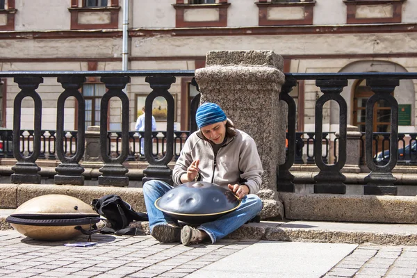 Санкт-Петербург, Россия, 29 мая 2011 года. Баскер развлекает прохожих на набережной — стоковое фото