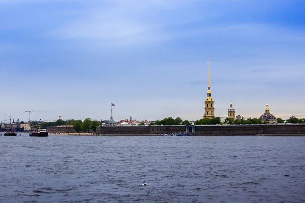 St. petersburg, Rusko, 27 říjen 2010. nabídky na nábřeží řeky Něvy — Stock fotografie