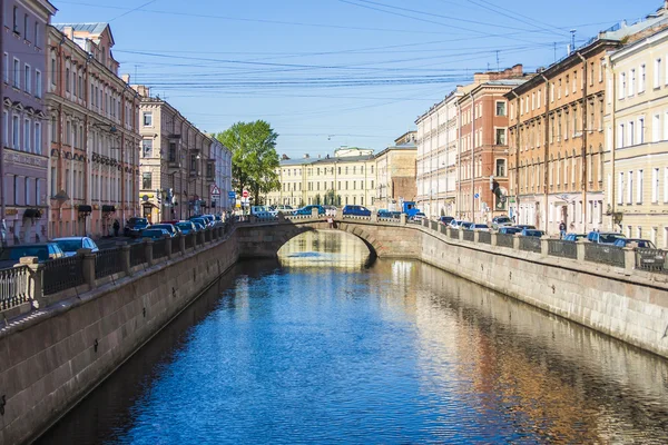 St. Petersburg, Russia, May 31, 2011. View on embankment of Griboyedov Canal and its reflection in the water — Stock Photo, Image