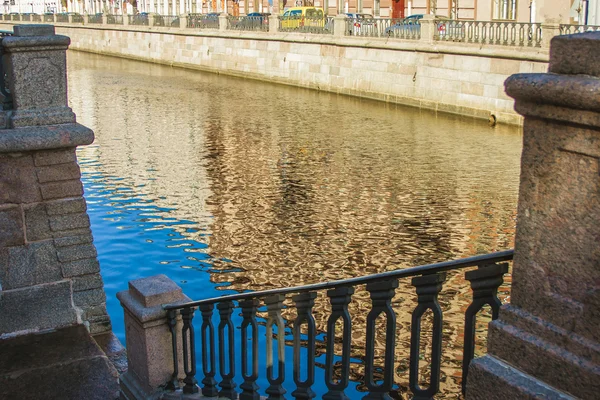 St. Petersburg, Russia, May 31, 2011. View on embankment of Griboyedov Canal and its reflection in the water — Stock Photo, Image