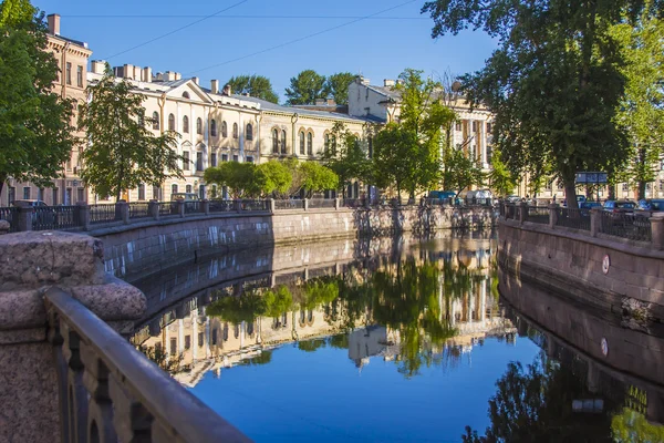 St. Petersburg, Russia, May 31, 2011. View on embankment of Griboyedov Canal and its reflection in the water — Stock Photo, Image