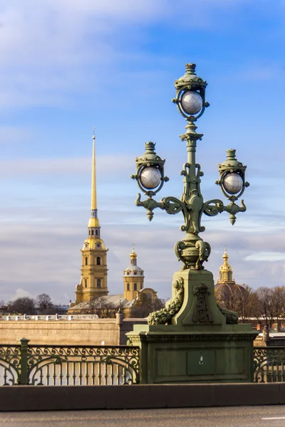 St. petersburg, Ryssland. vacker gatlykta på troitsky bron — Stockfoto