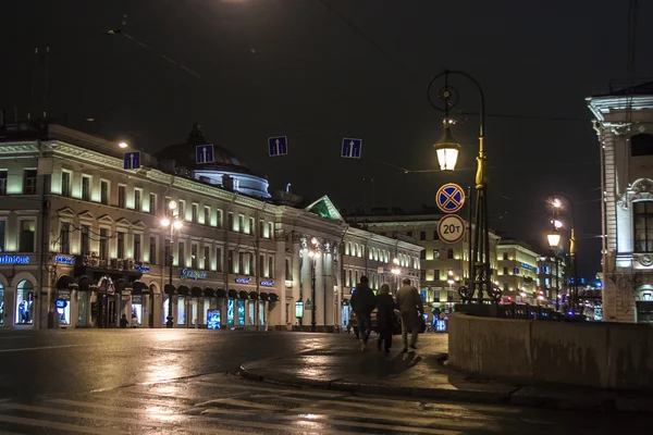 São Petersburgo, Rússia. Conjunto arquitetônico de Nevsky Prospekt durante a noite — Fotografia de Stock