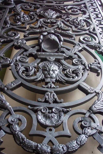 St. petersburg, Rusko. detail ozdobné mříže architektury Zimní palác — Stock fotografie