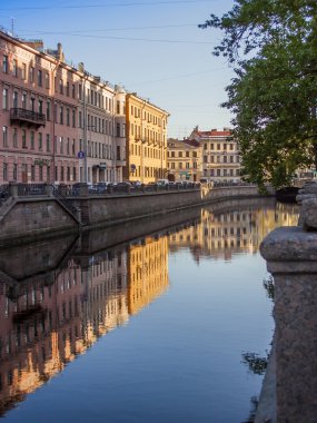 St. petersburg, Rusya görünüm setin griboyedov kanal ve su onun yansıması üzerinde