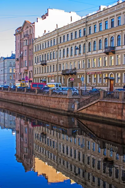 St. petersburg, Rusko pohled na nábřeží Сергеевич kanálu a jeho odraz ve vodě — Stock fotografie