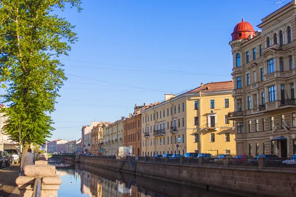 Sint-petersburg, Rusland uitzicht op de dijk van Gribojedov kanaal en zijn weerspiegeling in het water — Stockfoto