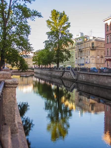 St. petersburg, Ryssland syn på vallen Gribojedov kanalen och dess spegelbild i vattnet — Stockfoto