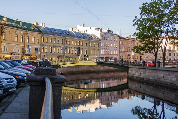 St. petersburg, russland Blick auf den Damm des Griboyedov-Kanals und seine Spiegelung im Wasser — Stockfoto