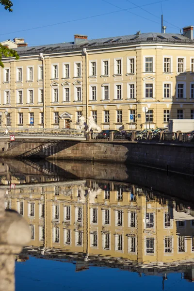 St. Petersburg, Russland. Blick auf das Ufer des Griboyedov-Kanals und seine Spiegelung im Wasser am frühen Morgen — Stockfoto