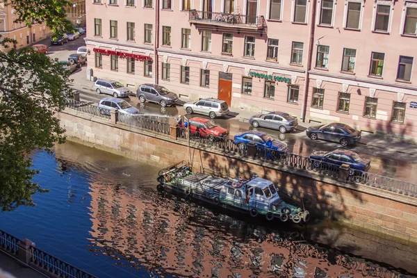 ロシアのサンクトペテルブルク。グリボエドフ運河の堤防と早朝の水の中の反射の眺め — ストック写真