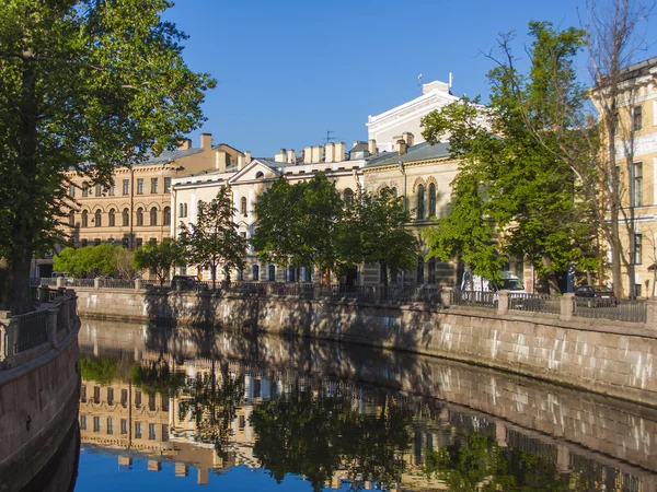 Sankt Petersburg, Ryssland. Utsikt över vallen av Griboyedov kanalen och dess reflektion i vattnet tidigt på morgonen — Stockfoto