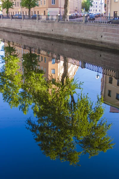 Sankt Petersburg, Ryssland. Utsikt över vallen av Griboyedov kanalen och dess reflektion i vattnet tidigt på morgonen — Stockfoto