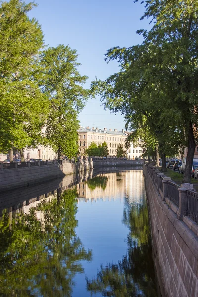 Sankt Petersburg, Ryssland. Utsikt över vallen av Griboyedov kanalen och dess reflektion i vattnet tidigt på morgonen — Stockfoto