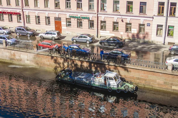 ロシアのサンクトペテルブルク。グリボエドフ運河の堤防と早朝の水の中の反射の眺め — ストック写真