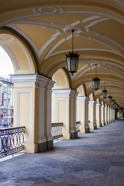 Saint-Pétersbourg, Russie. Galerie Gostiny Dvor bâtiment arcade — Photo