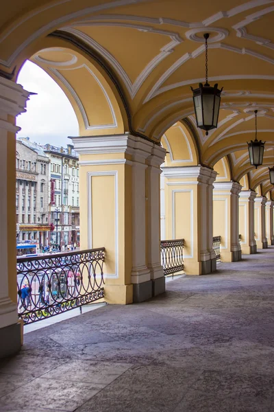 San Pietroburgo, Russia. Galleria Gostiny Dvor edificio arcade — Foto Stock