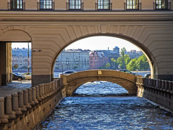 St. petersburg, Rusland, 30 mei 2011. winter kanaal en de hermitage brug bekijken — Stockfoto