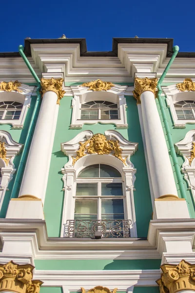 St. Petersburg, Russia. Architectural detail of the facade of the Winter Palace — Stock Photo, Image