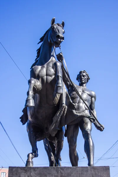 St. Petersburg, Russia. Sculpture on Anichkov bridge by P.Klodt, established in 1841 — Stock Photo, Image