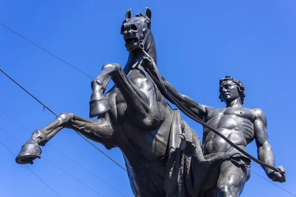 San Petersburgo, Rusia. Escultura en el puente de Anichkov por P.Klodt, establecida en 1841 —  Fotos de Stock