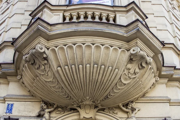 Praha, Česká republika. typické architektonické detaily domů v historickém městě — Stock fotografie