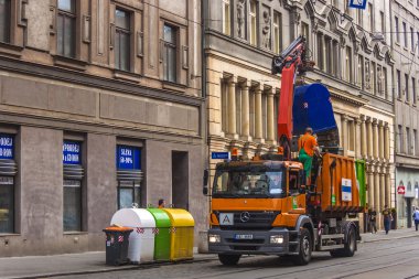Prague, Çek Cumhuriyeti, 5 Temmuz 2010. janitorial dumpsters şehir cadde üzerinde