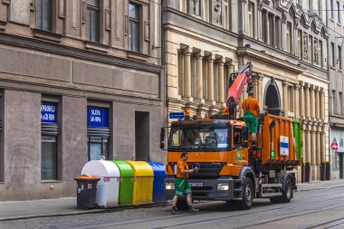 Prague, Çek Cumhuriyeti, 5 Temmuz 2010. janitorial dumpsters şehir cadde üzerinde