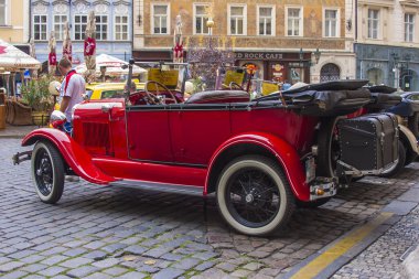 Prague, Çek Cumhuriyeti, 5 Temmuz 2010. eski model araba şehir cadde üzerinde