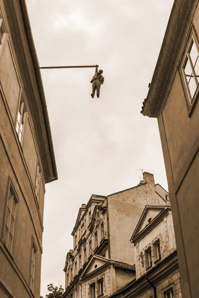 Praga, República Checa. Detalhes arquitetônicos típicos de casas antigas . — Fotografia de Stock