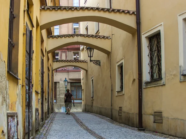 Prague, Czech Republic. Typical urban look. Tourists visiting the sights — Stock Photo, Image