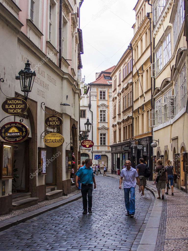 Praga, República Checa. olhar urbano típico. turistas que ...